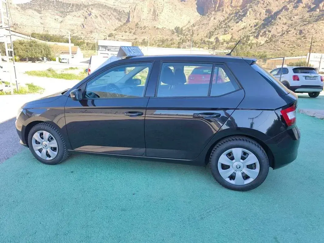 Usado Skoda Fabia Active 75 CV (55 kW) 2015 Negro Utilitario