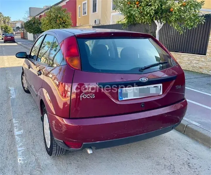 Usado Ford Focus Trend 90 CV (66 kW) 2000 Granate Berlina