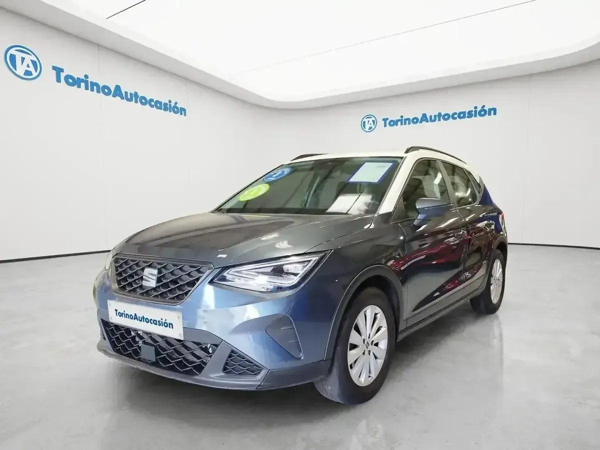 Usado Seat Arona Style 110 CV (80 kW) 2023 Gris / plata SUV