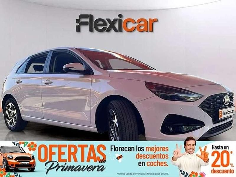 Usado Hyundai i30 101 CV (74 kW) 2024 Blanco Berlina