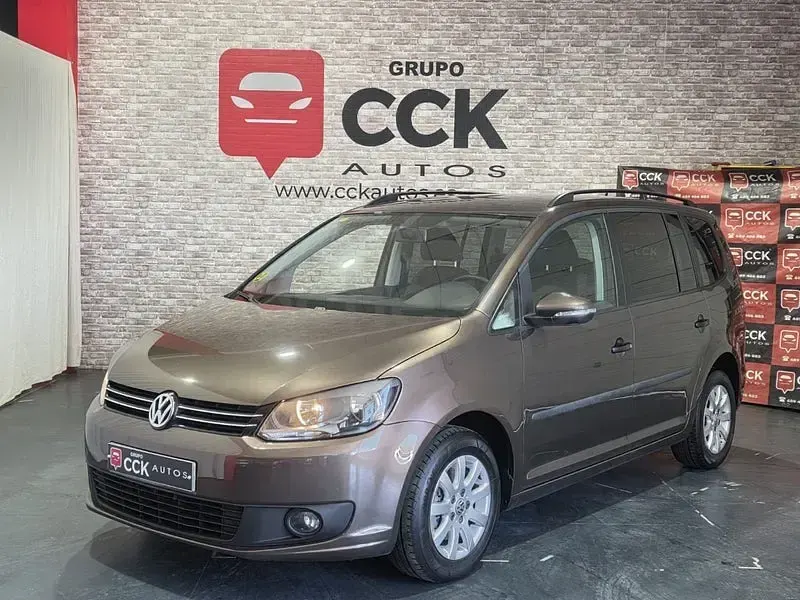 Usado VW Touran Advance 105 CV (77 kW) 2012 Marrón Monovolumen