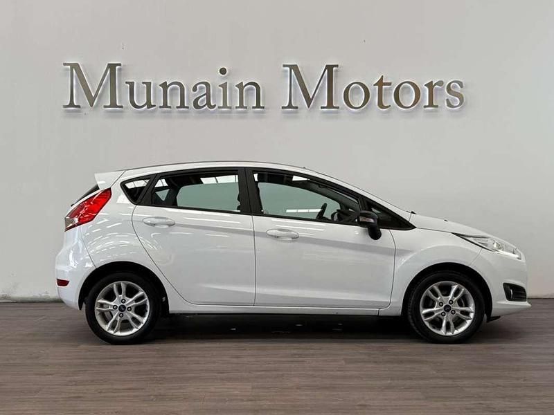 Usado Ford Fiesta Trend 101 CV (74 kW) 2017 Blanco Utilitario