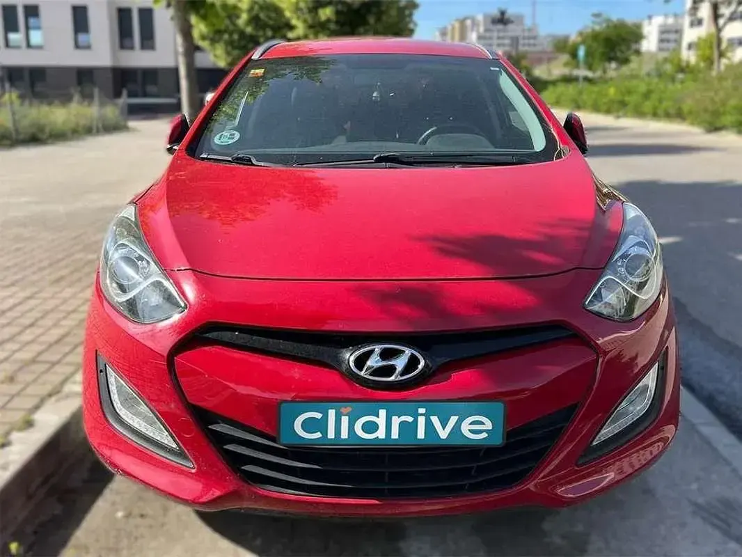 Usado Hyundai i30 110 CV (80 kW) 2012 Rojo Familiar