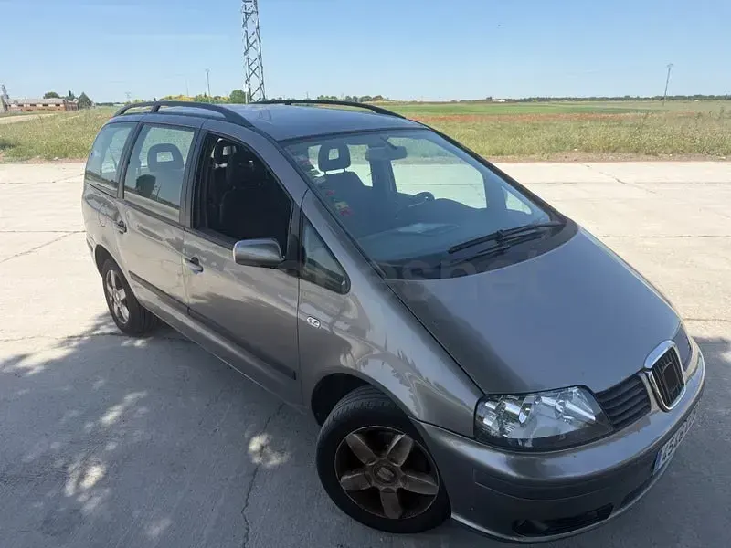 Usado Seat Alhambra Sport 130 CV (95 kW) 2004 Gris / plata Monovolumen
