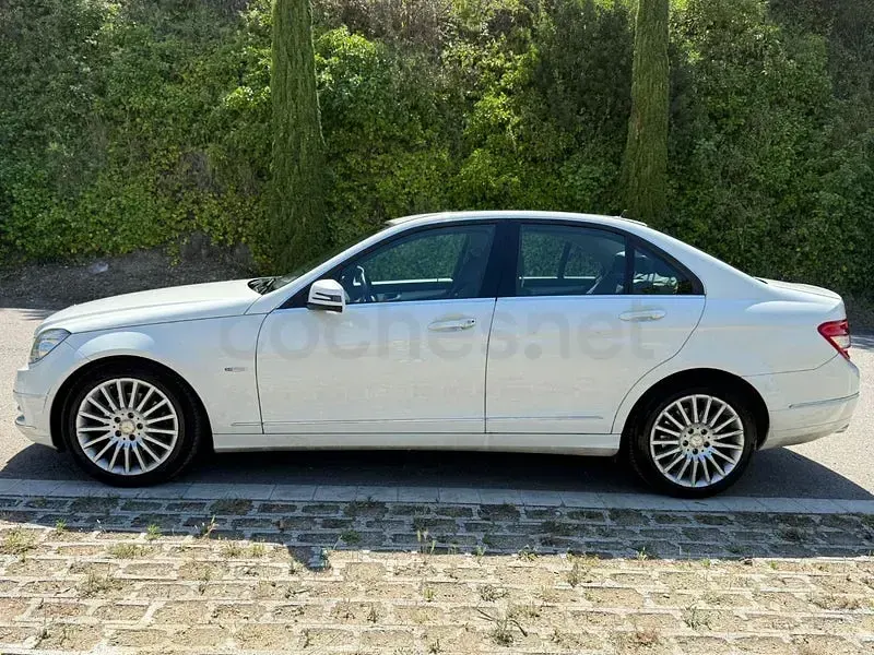 Usado Mercedes C220 170 CV (125 kW) 2011 Blanco Familiar