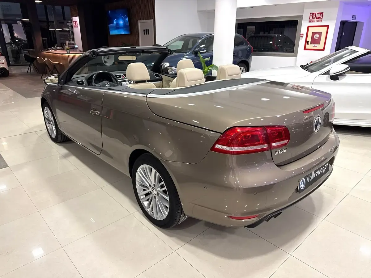 Usado VW Eos 140 CV (102 kW) 2015 Marrón Descapotable