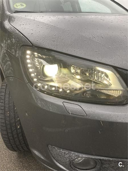 Usado VW Touran Advance 140 CV (102 kW) 2012 Gris / plata Monovolumen