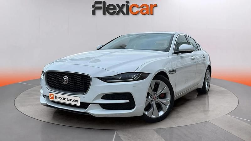 Usado Jaguar XE R-Sport 180 HP (132 kW) 2019 Branco Sedan