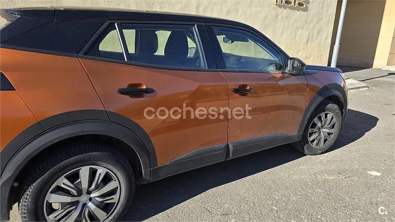Usado Peugeot 2008 Allure 110 CV (80 kW) 2021 Naranja SUV
