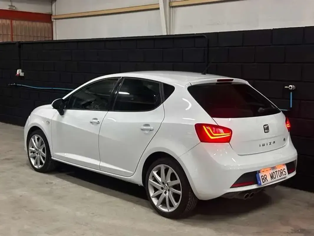 Usado Seat Ibiza SC FR 105 CV (77 kW) 2012 Blanco Utilitario