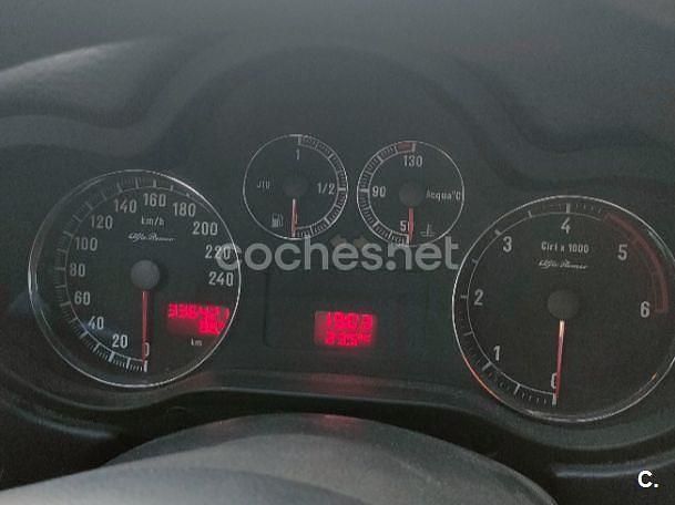 Usado Alfa Romeo 147 Distinctive 120 CV (88 kW) 2004 Rojo Utilitario