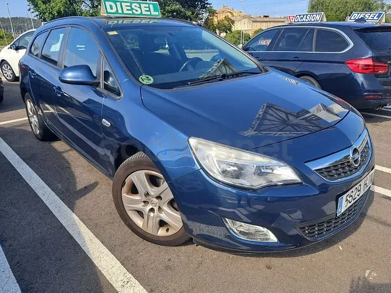 Usado Opel Astra Business 110 CV (80 kW) 2014 Azul Familiar