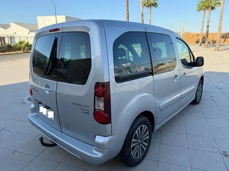 Usado Peugeot Partner Tepee Active 100 CV (73 kW) 2016 Gris / plata Monovolumen
