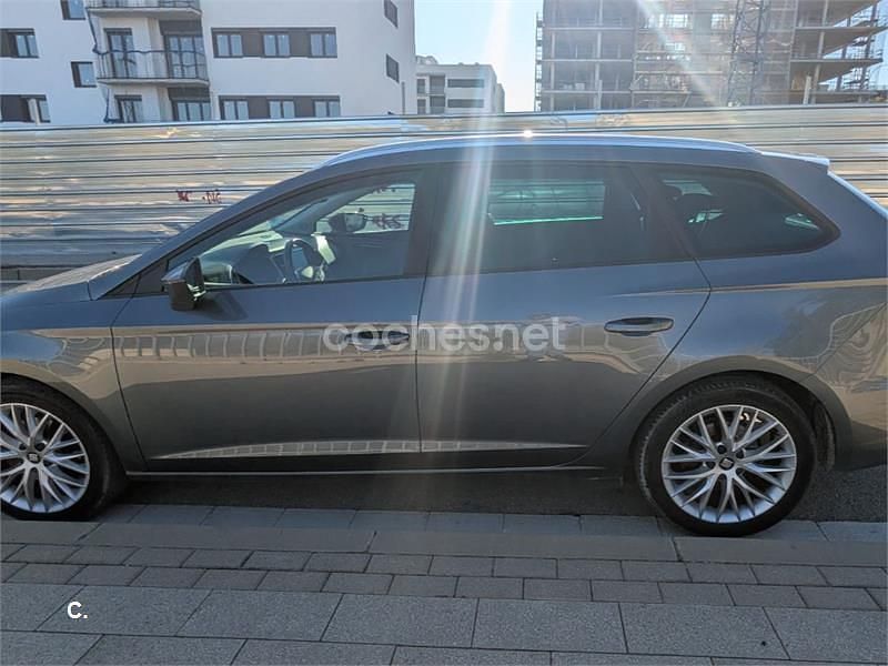Usado Seat Leon Style 110 CV (80 kW) 2018 Gris / plata Familiar