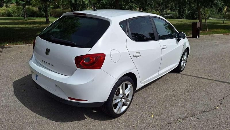 Usado Seat Ibiza Sport 105 CV (77 kW) 2010 Blanco Utilitario