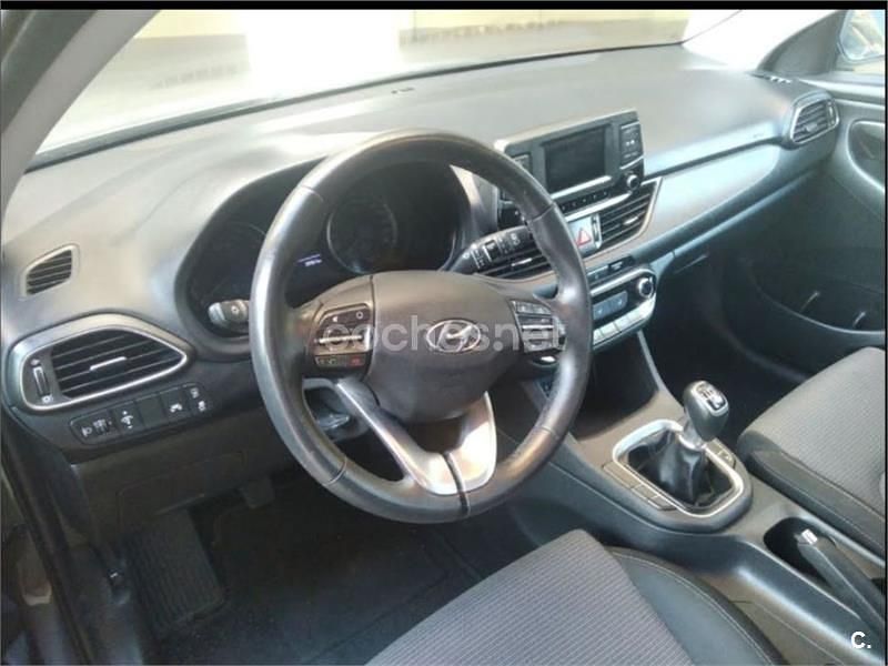 Usado Hyundai i30 100 CV (73 kW) 2019 Gris / plata Berlina