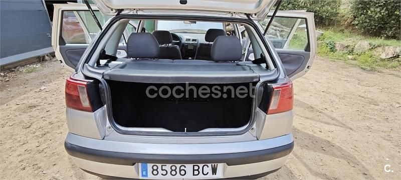 Usado Seat Ibiza Stella 90 CV (66 kW) 2000 Gris / plata Berlina