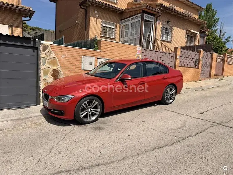 Usado BMW 318 Comfort Edition 143 CV (105 kW) 2015 Rojo Berlina