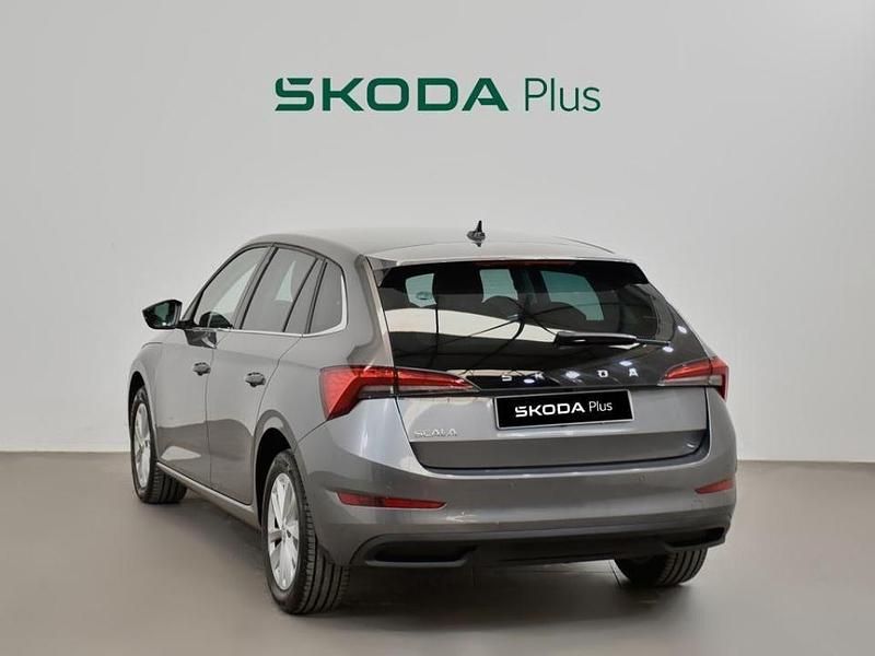 Usado Skoda Scala Selection 95 CV (69 kW) 2023 Gris Utilitario