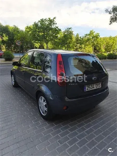 Usado Ford Fiesta Trend 90 CV (66 kW) 2006 Gris / plata Utilitario