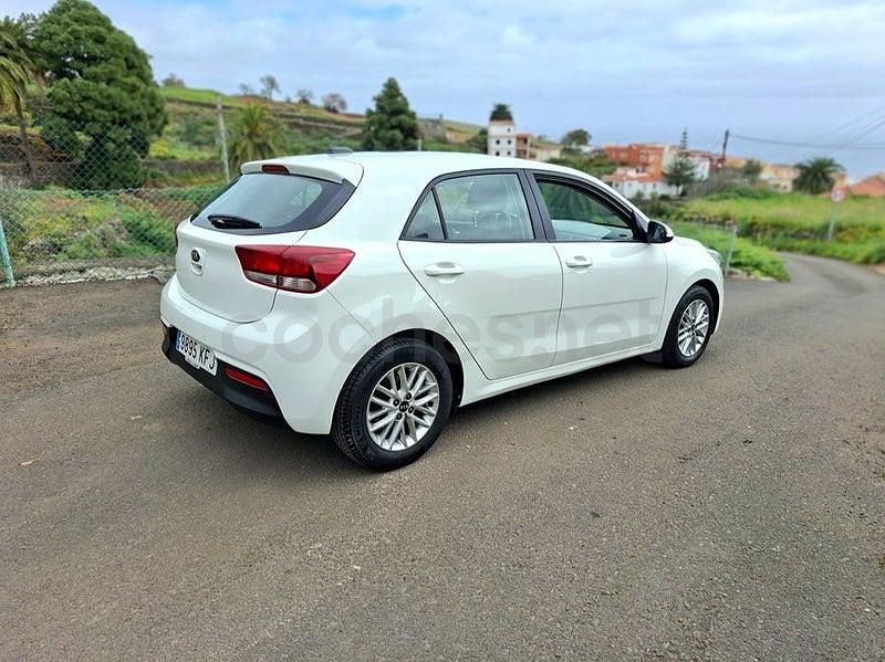 Usado Kia Rio Plus 84 CV (61 kW) 2017 Blanco Berlina