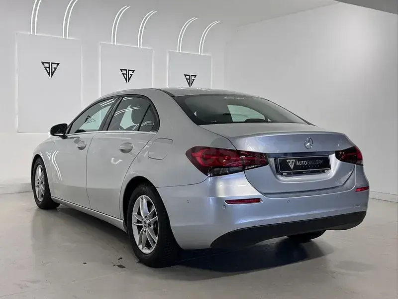Usado Mercedes A180 116 CV (85 kW) 2020 Gris / plata Berlina