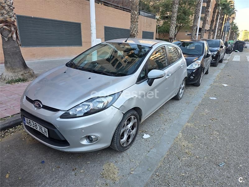 Usado Ford Fiesta Trend 70 CV (51 kW) 2012 Gris / plata Utilitario
