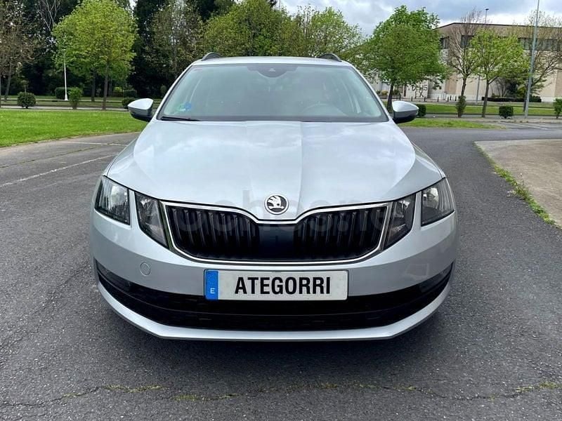 Usado Skoda Octavia Ambition 150 CV (110 kW) 2018 Gris / plata Familiar