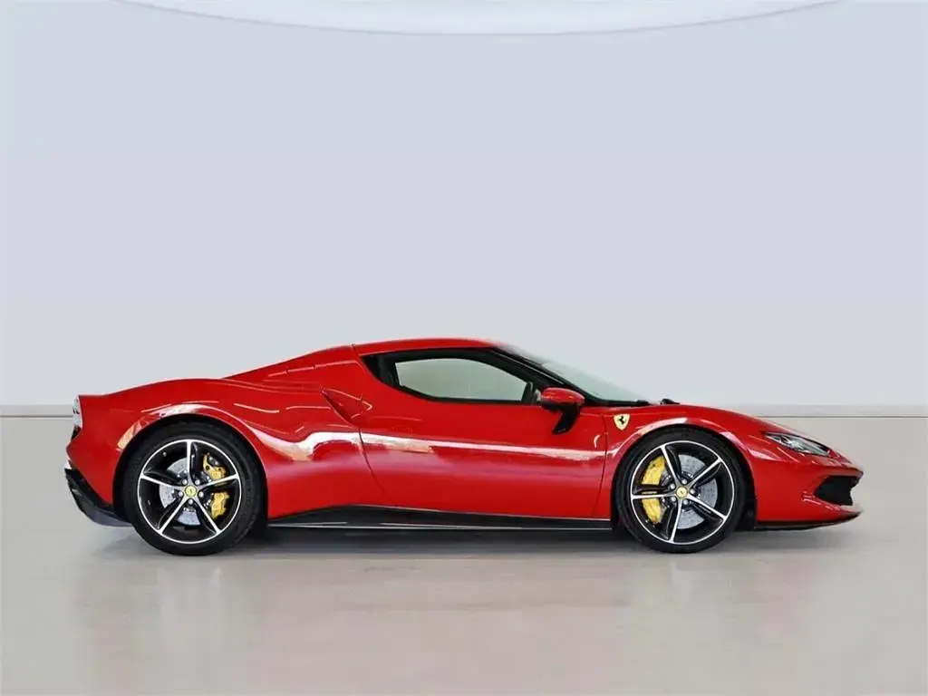 Usado Ferrari 296 831 CV (611 kW) 2025 Rojo Coupe