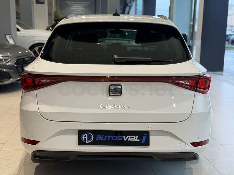 Usado Seat Leon Style 150 CV (110 kW) 2023 Blanco Familiar