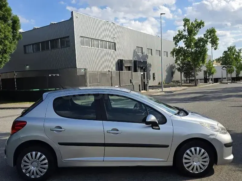 Usado Peugeot 207 95 CV (69 kW) 2008 Gris / plata Berlina