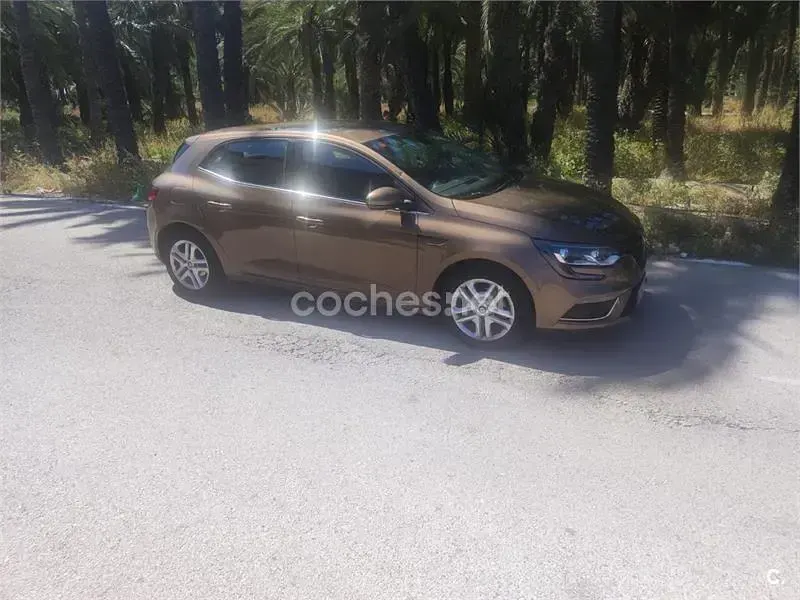 Usado Renault Mégane Intens 90 CV (66 kW) 2016 Marrón Berlina