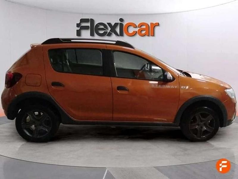 Usado Dacia Sandero Stepway 90 CV (66 kW) 2017 Naranja Berlina