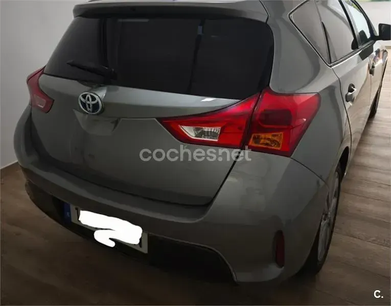 Usado Toyota Auris Hybrid Advance 136 CV (100 kW) 2013 Gris / plata Berlina