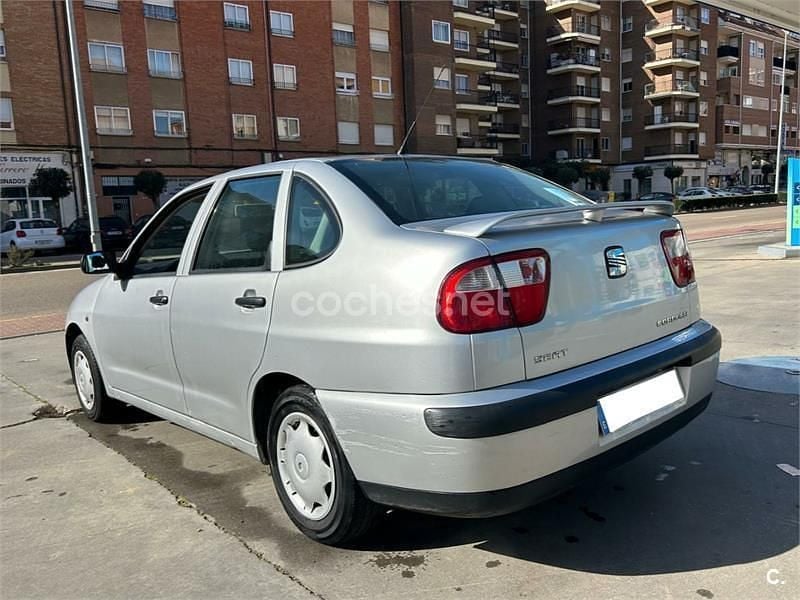 Usado Seat Cordoba 75 CV (55 kW) 2002 Gris / plata Berlina