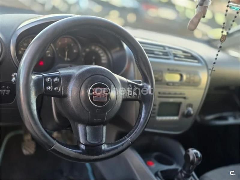 Usado Seat Leon Sport 105 CV (77 kW) 2007 Negro Berlina