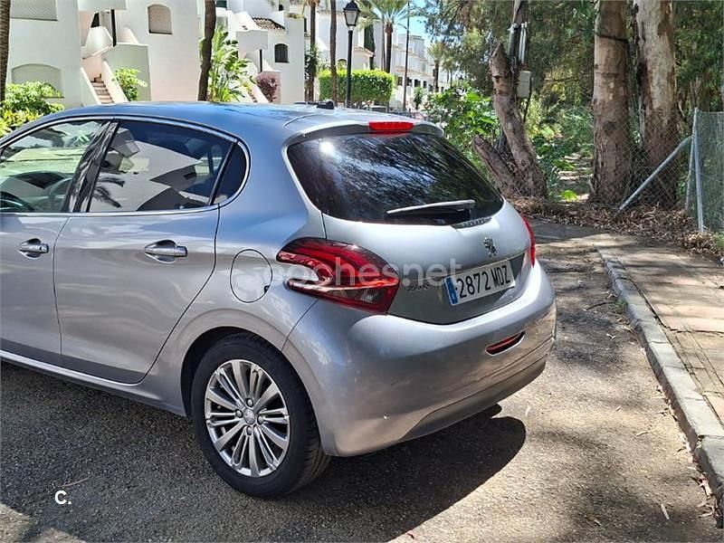 Usado Peugeot 208 Allure 82 CV (60 kW) 2019 Gris / plata Utilitario