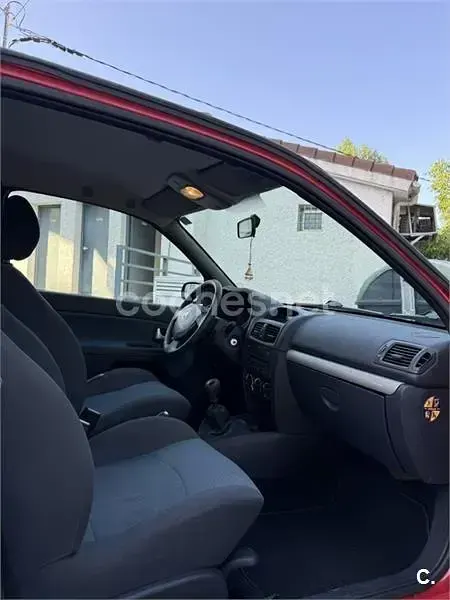 Begagnad Renault Clio II 75 HK (55 kW) 2005 Röd Sedan