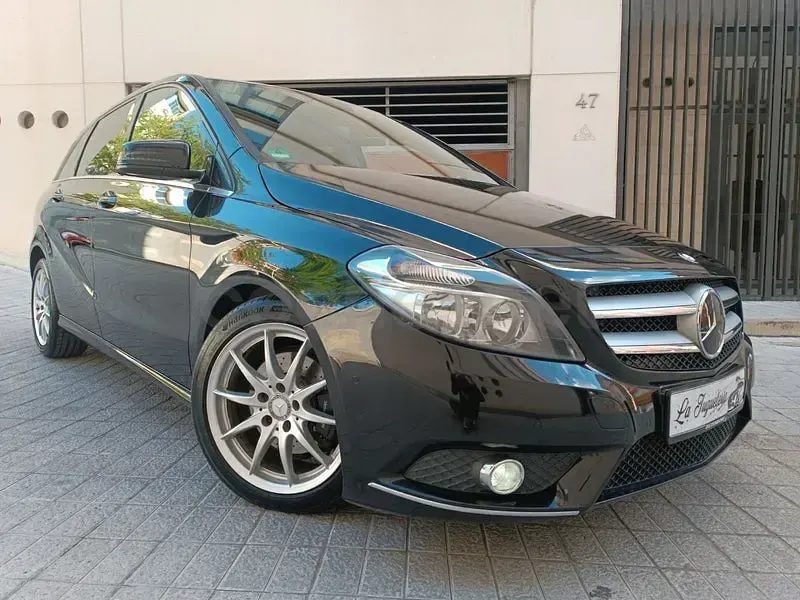 Usado Mercedes B200 136 CV (100 kW) 2013 Negro Utilitario