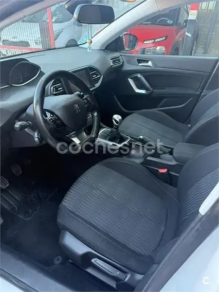 Usado Peugeot 308 SW Active 120 CV (88 kW) 2015 Blanco Familiar