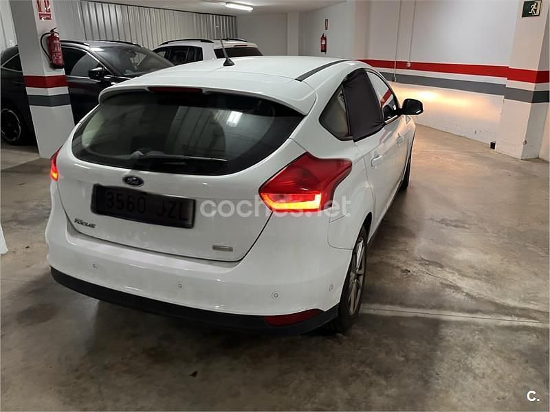 Usado Ford Focus Trend 125 CV (91 kW) 2017 Blanco Berlina