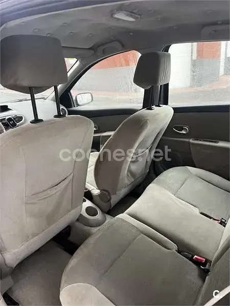 Usado Renault Clio II Dynamique 110 CV (80 kW) 2006 Gris / plata Berlina