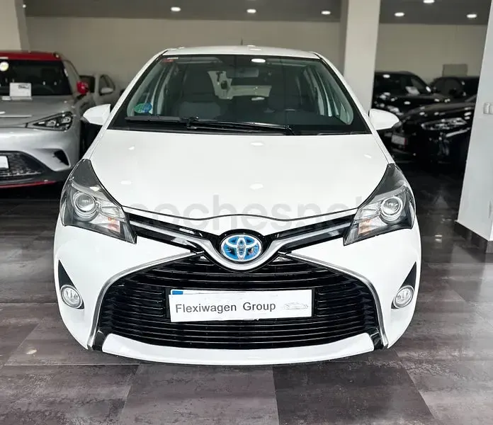 Usado Toyota Yaris Hybrid Active 100 CV (73 kW) 2015 Blanco Berlina
