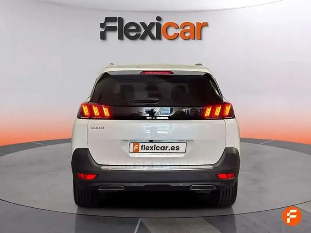 Usado Peugeot 5008 Allure 131 CV (96 kW) 2021 Blanco SUV
