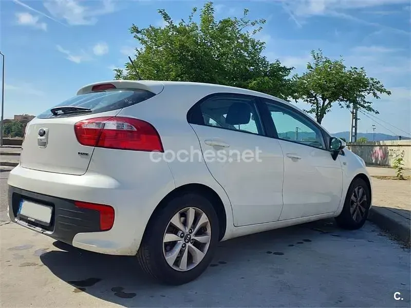 Usado Kia Rio 75 CV (55 kW) 2016 Blanco Utilitario