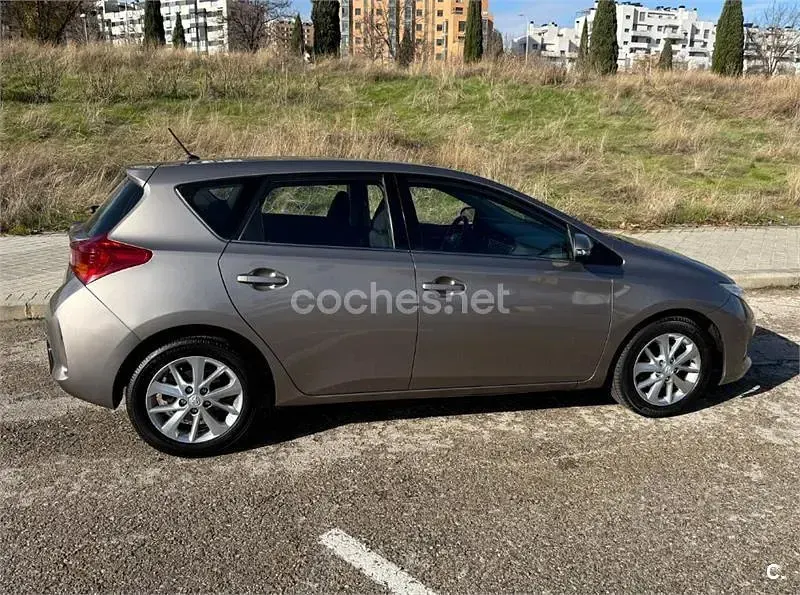 Usado Toyota Auris Business Edition 90 CV (66 kW) 2015 Beige Berlina