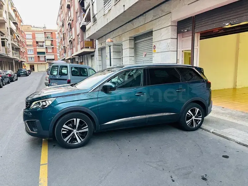 Usado Peugeot 5008 Allure 130 HP (95 kW) 2018 Azul SUV