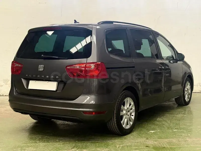 Usado Seat Alhambra Reference 150 CV (110 kW) 2013 Gris / plata Monovolumen