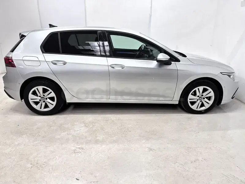 Usado VW Golf VIII Life 115 CV (84 kW) 2021 Gris / plata Berlina