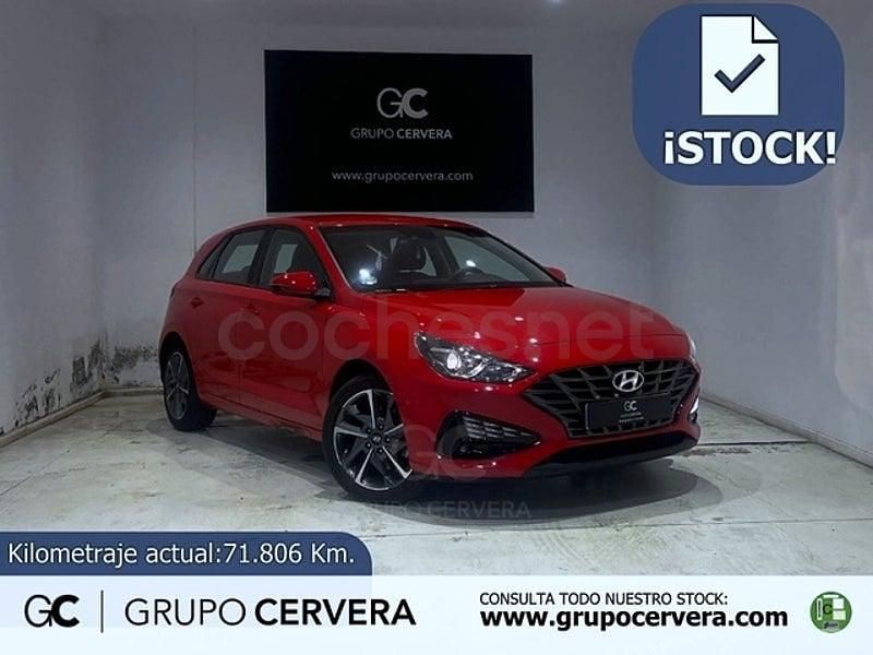 Usado Hyundai i30 110 CV (80 kW) 2022 Rojo Berlina